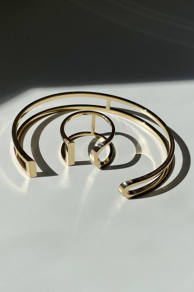 Graphique et épuré, ce bracelet ouvert s'adapte parfaitement à votre poignet, il est léger, ultra-confortable, ne tourne pas et ne vous gênera pas dans vos mouvements.   Taille S : dimensions intérieures 58x45 mm. Ouverture : 23-25mm  Taille M : dimensions intérieures 65x51 mm. Ouverture : 30-32mm  Fabriqué en France, à la commande.  Or jaune 18 carats certifié 100% recyclé RJC-COC.  Livraison gratuite entre 4 à 6 semaines.