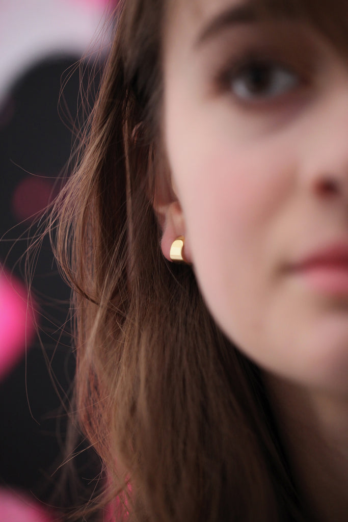 Les boucles d'oreille LA BEAUTÉ, c'est la touche rock et chic à porter en toute occasion. Elles enveloppent le lobe de l'oreille d'une bande de métal lumineuse.

Dans la continuité de l'architecture de L'AVENTURE, s'inspirent elles aussi des sculptures monumentales d'Eduardo Chillida.&nbsp;

Largeur : 6mm // Épaisseur : 1,2mm&nbsp;


En argent 925 100% recyclé, plaquées or 24K 3µ, fabriquées en Italie et en France.