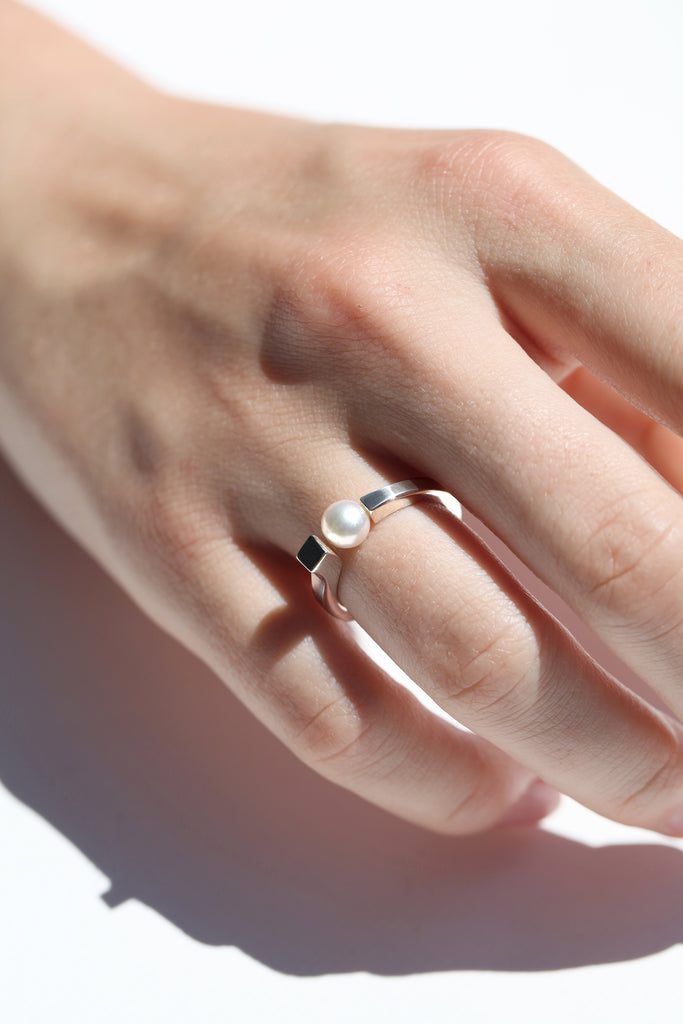 En argent 925 ou argent plaqué or 3µ à 24k.

Fabriquée en Italie et en France.

Perle certifiée Akoya du Japon. Environ 5,5x6mm.