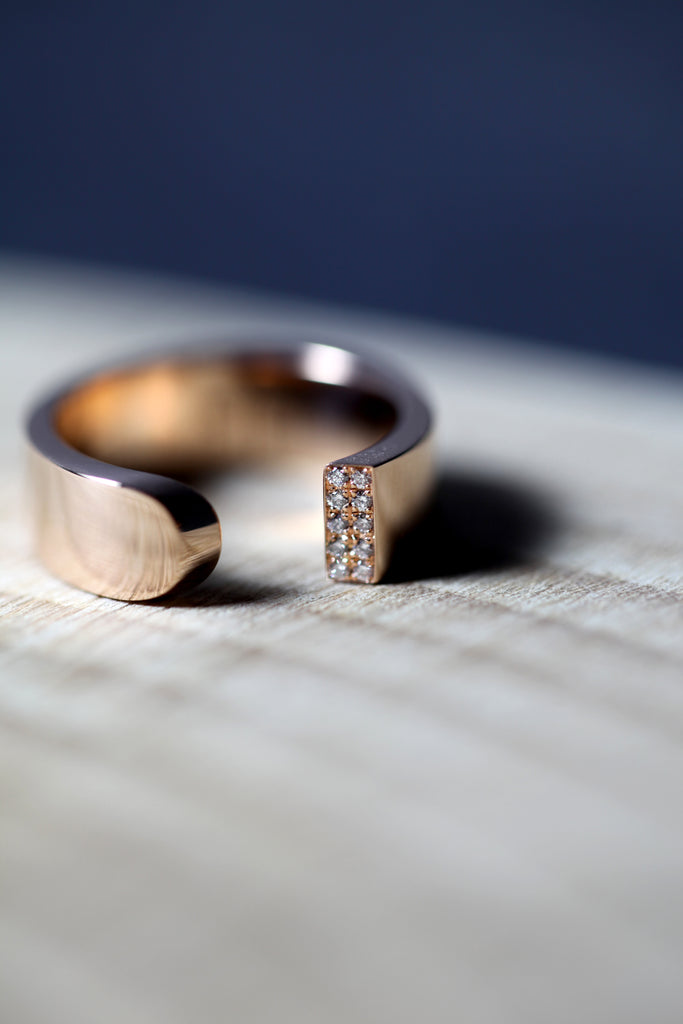 LA BEAUTÉ nous inspire le calme, une force intérieure et maîtrisée. Le parfait équilibre.   La sophistication dans la simplicité. Bague aux inspirations architecturales, ses formes pleines et denses se découpent de manière incisive. Deux rangs de diamants illuminent le biais et soulignent le contraste entre la droite et la courbe.