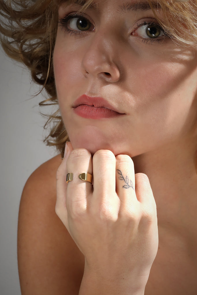 LA BEAUTÉ est disponible en tout or 18k, or jaune, blanc ou rose.

Petite soeur de L'AVENTURE, LA BEAUTÉ s'inspire elle aussi des sculptures monumentales de'Eduardo Chillida. Elle nous inspire le calme, la force intérieure. Pareilles à un stabile miniature, ses formes pleines et denses découpent le vide de manière incisive. Une harmonie imperturbable.
Largeur : 6mm // Épaisseur : 1,5mm - 2mm
Or 18k certifié 100% recyclé RJC-COC.