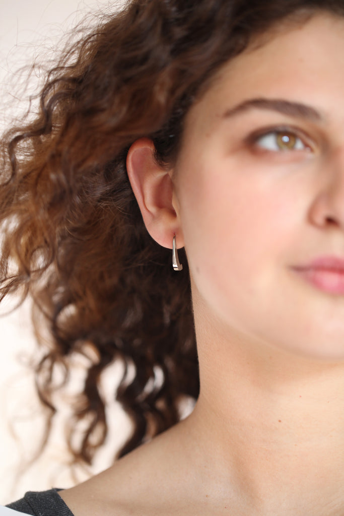 Notre nouvelle boucle d'oreilles LE VERTIGE re-visite la goutte en ligne tendue. Avec son profil graphique et généreux, elle est une alternative chic et pointue à la pampille classique.

Facile à enfiler, elle convient à tous les types de lobe.

Longueur 21mm, largeur 3mm, profondeur 7,5mm.


En argent 925, ou argent 925 plaqué or 24 carats. Fabriquées en Italie et en France.