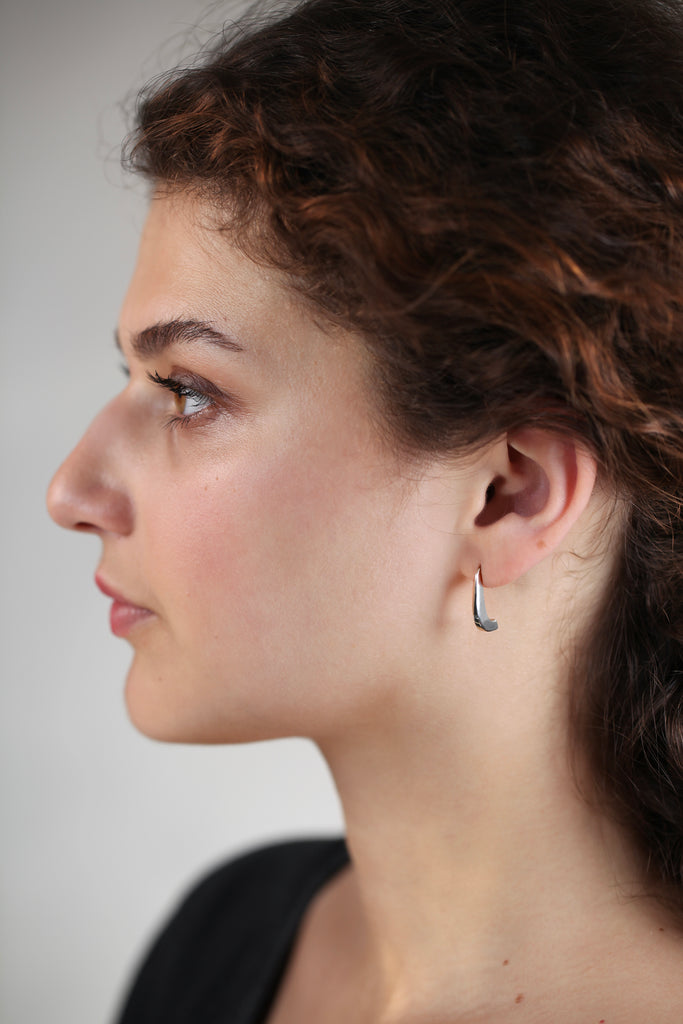 Notre nouvelle boucle d'oreilles LE VERTIGE re-visite la goutte en ligne tendue. Avec son profil graphique et généreux, elle est une alternative chic et pointue à la pampille classique.

Facile à enfiler, elle convient à tous les types de lobe.&nbsp;

Longueur 21mm, largeur 3mm, profondeur 7,5mm.


En argent 925, ou argent 925 plaqué or 24 carats. Fabriquées en Italie et en France.