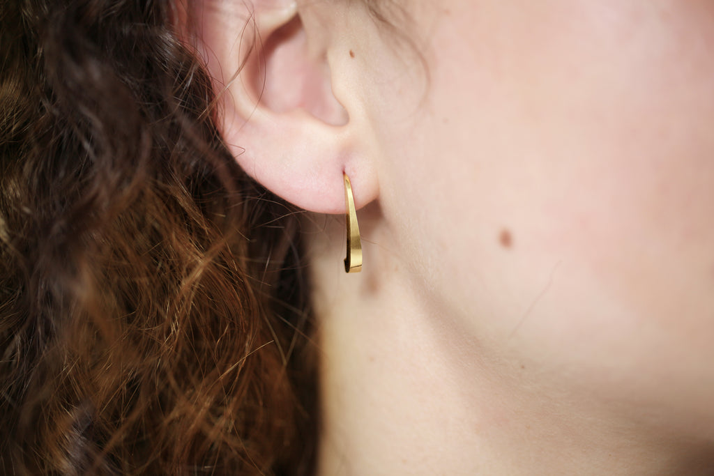 Notre nouvelle boucle d'oreilles LE VERTIGE re-visite la goutte en ligne tendue. Avec son profil graphique et généreux, elle est une alternative chic et pointue à la pampille classique.

Facile à enfiler, elle convient à tous les types de lobe.&nbsp;

Longueur 21mm, largeur 3mm, profondeur 7,5mm.


En argent 925, ou argent 925 plaqué or 24 carats. Fabriquées en Italie et en France.