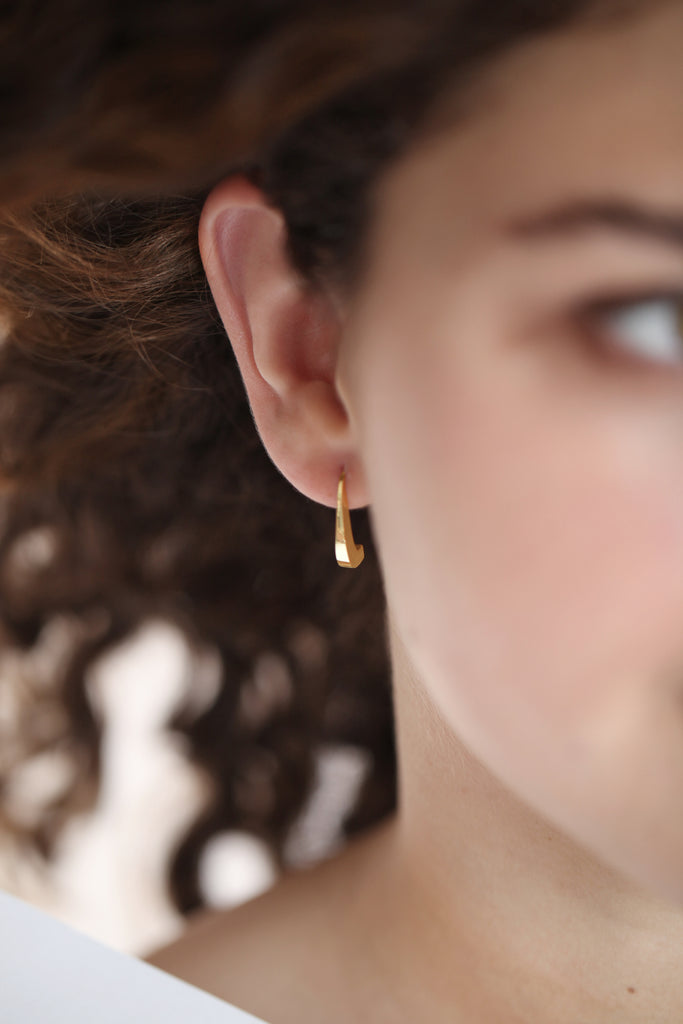 Notre nouvelle boucle d'oreilles LE VERTIGE re-visite la goutte en ligne tendue. Avec son profil graphique et généreux, elle est une alternative chic et pointue à la pampille classique.

Facile à enfiler, elle convient à tous les types de lobe.&nbsp;

Longueur 21mm, largeur 3mm, profondeur 7,5mm.


En argent 925, ou argent 925 plaqué or 24 carats. Fabriquées en Italie et en France.
