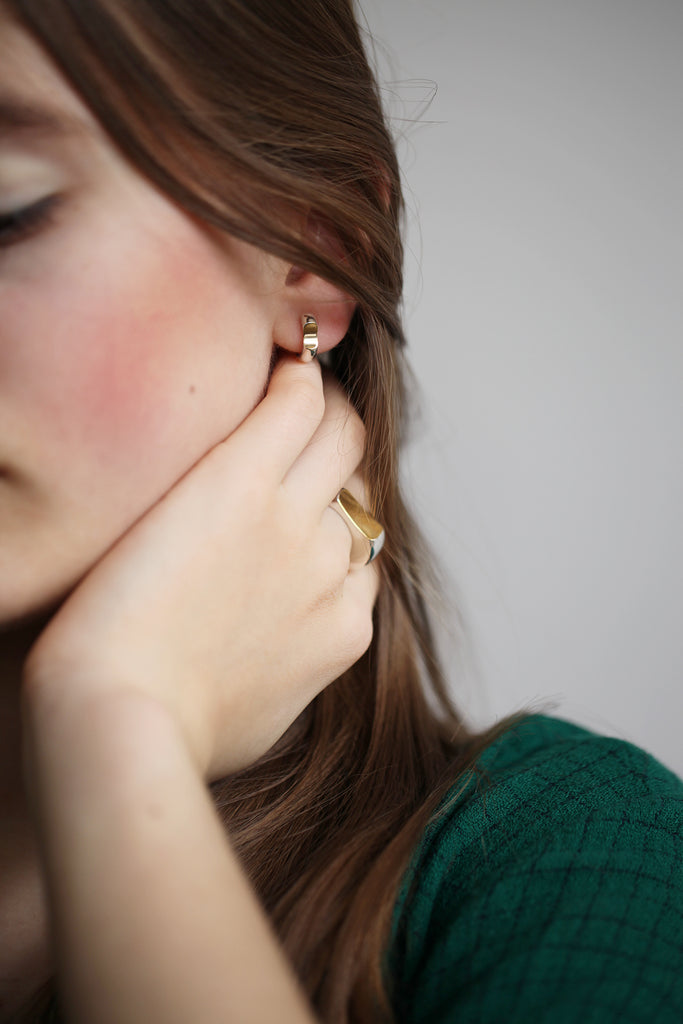 Nos nouvelles mini créoles bicolores : Un éclat de soleil au creux de l'oreille  Cette petite boucle en argent massif et à l'ergonomie parfaite épouse le galbe de votre oreille. Comme un trait lumineux, la contre-courbe dorée, signature de notre ligne La Majesté, apporte une touche délicate et surprenante.   Fabriquées en Italie, labels RJC et COC.  Argent 925 et plaqué or 18K 100% recyclé  Diamètre : 12mm - Épaisseur face : 3,8mm - Épaisseur profil : 2,5mm