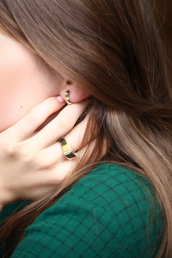 Nos nouvelles mini créoles bicolores : Un éclat de soleil au creux de l'oreille  Cette petite boucle en argent massif et à l'ergonomie parfaite épouse le galbe de votre oreille. Comme un trait lumineux, la contre-courbe dorée, signature de notre ligne La Majesté, apporte une touche délicate et surprenante.   Fabriquées en Italie, labels RJC et COC.  Argent 925 et plaqué or 18K 100% recyclé  Diamètre : 12mm - Épaisseur face : 3,8mm - Épaisseur profil : 2,5mm