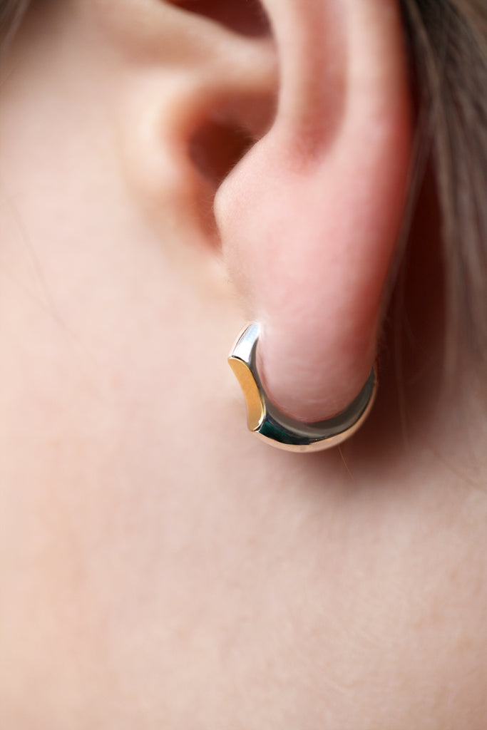 Nos nouvelles mini créoles bicolores : Un éclat de soleil au creux de l'oreille  Cette petite boucle en argent massif et à l'ergonomie parfaite épouse le galbe de votre oreille. Comme un trait lumineux, la contre-courbe dorée, signature de notre ligne La Majesté, apporte une touche délicate et surprenante.   Fabriquées en Italie, labels RJC et COC.  Argent 925 et plaqué or 18K 100% recyclé  Diamètre : 12mm - Épaisseur face : 3,8mm - Épaisseur profil : 2,5mm