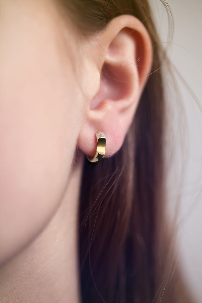 Nos nouvelles mini créoles bicolores : Un éclat de soleil au creux de l'oreille  Cette petite boucle en argent massif et à l'ergonomie parfaite épouse le galbe de votre oreille. Comme un trait lumineux, la contre-courbe dorée, signature de notre ligne La Majesté, apporte une touche délicate et surprenante.   Fabriquées en Italie, labels RJC et COC.  Argent 925 et plaqué or 18K 100% recyclé  Diamètre : 12mm - Épaisseur face : 3,8mm - Épaisseur profil : 2,5mm