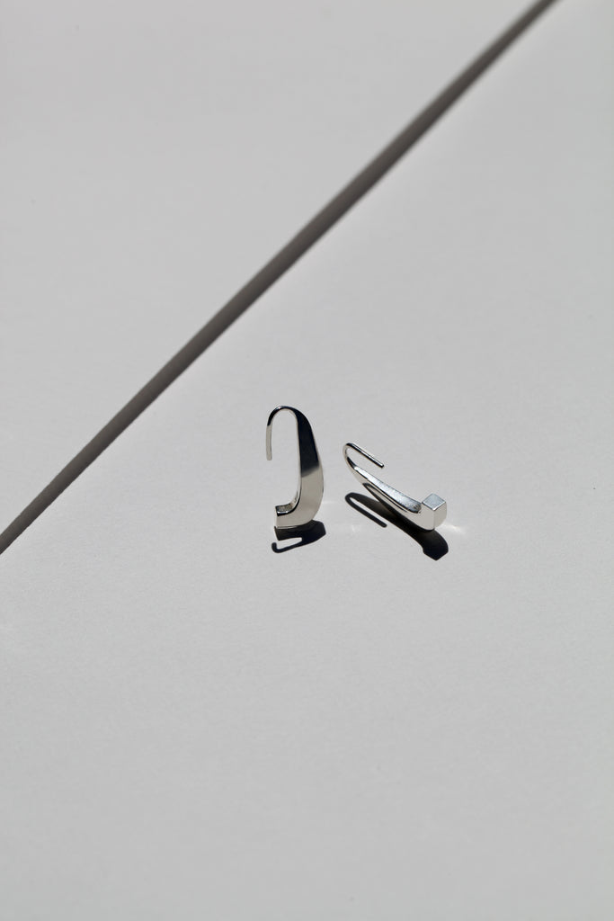 Notre nouvelle boucle d'oreilles LE VERTIGE re-visite la goutte en ligne tendue. Avec son profil graphique et généreux, elle est une alternative chic et pointue à la pampille classique.

Facile à enfiler, elle convient à tous les types de lobe.&nbsp;

Longueur 21mm, largeur 3mm, profondeur 7,5mm.


En argent 925, ou argent 925 plaqué or 24 carats. Fabriquées en Italie et en France.