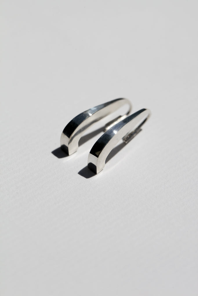 Notre nouvelle boucle d'oreilles LE VERTIGE re-visite la goutte en ligne tendue. Avec son profil graphique et généreux, elle est une alternative chic et pointue à la pampille classique.

Facile à enfiler, elle convient à tous les types de lobe.&nbsp;

Longueur 21mm, largeur 3mm, profondeur 7,5mm.


En argent 925, ou argent 925 plaqué or 24 carats. Fabriquées en Italie et en France.