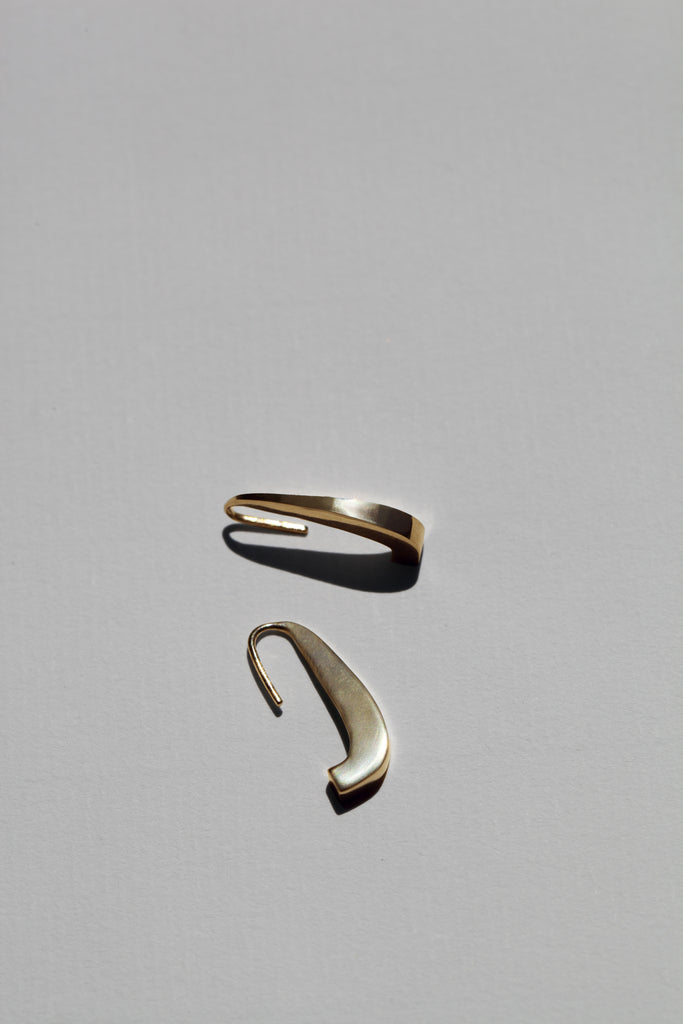 Notre nouvelle boucle d'oreilles LE VERTIGE re-visite la goutte en ligne tendue. Avec son profil graphique et généreux, elle est une alternative chic et pointue à la pampille classique.

Facile à enfiler, elle convient à tous les types de lobe.&nbsp;

Longueur 21mm, largeur 3mm, profondeur 7,5mm.


En argent 925, ou argent 925 plaqué or 24 carats. Fabriquées en Italie et en France.