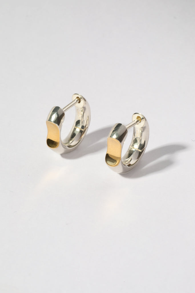 Nos nouvelles mini créoles bicolores : Un éclat de soleil au creux de l'oreille  Cette petite boucle en argent massif et à l'ergonomie parfaite épouse le galbe de votre oreille. Comme un trait lumineux, la contre-courbe dorée, signature de notre ligne La Majesté, apporte une touche délicate et surprenante.   Fabriquées en Italie, labels RJC et COC.  Argent 925 et plaqué or 18K 100% recyclé  Diamètre : 12mm - Épaisseur face : 3,8mm - Épaisseur profil : 2,5mm