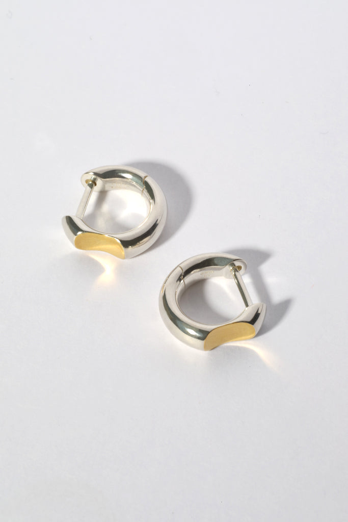 Nos nouvelles mini créoles bicolores : Un éclat de soleil au creux de l'oreille  Cette petite boucle en argent massif et à l'ergonomie parfaite épouse le galbe de votre oreille. Comme un trait lumineux, la contre-courbe dorée, signature de notre ligne La Majesté, apporte une touche délicate et surprenante.   Fabriquées en Italie, labels RJC et COC.  Argent 925 et plaqué or 18K 100% recyclé  Diamètre : 12mm - Épaisseur face : 3,8mm - Épaisseur profil : 2,5mm