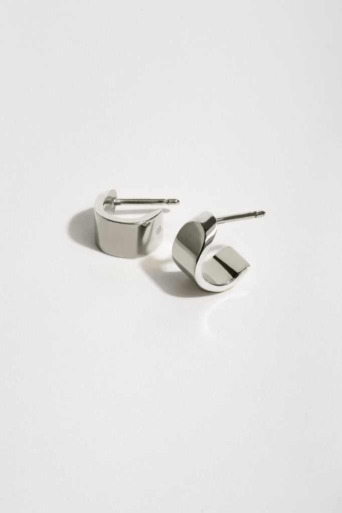 Les boucles d'oreille LA BEAUTÉ, c'est la touche rock et chic à porter en toute occasion. Elles enveloppent le lobe de l'oreille d'une bande de métal lumineuse.

Dans la continuité de l'architecture de L'AVENTURE, s'inspirent elles aussi des sculptures monumentales d'Eduardo Chillida.&nbsp;

Largeur : 6mm // Épaisseur : 1,2mm&nbsp;


En argent 925 100% recyclé, fabriquées en Italie.