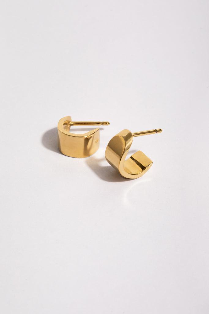 Les boucles d'oreille LA BEAUTÉ, c'est la touche rock et chic à porter en toute occasion. Elles enveloppent le lobe de l'oreille d'une bande de métal lumineuse.

Dans la continuité de l'architecture de L'AVENTURE, s'inspirent elles aussi des sculptures monumentales d'Eduardo Chillida.&nbsp;

Largeur : 6mm // Épaisseur : 1,2mm&nbsp;


En argent 925 100% recyclé, plaquées or 24K 3µ, fabriquées en Italie et en France.