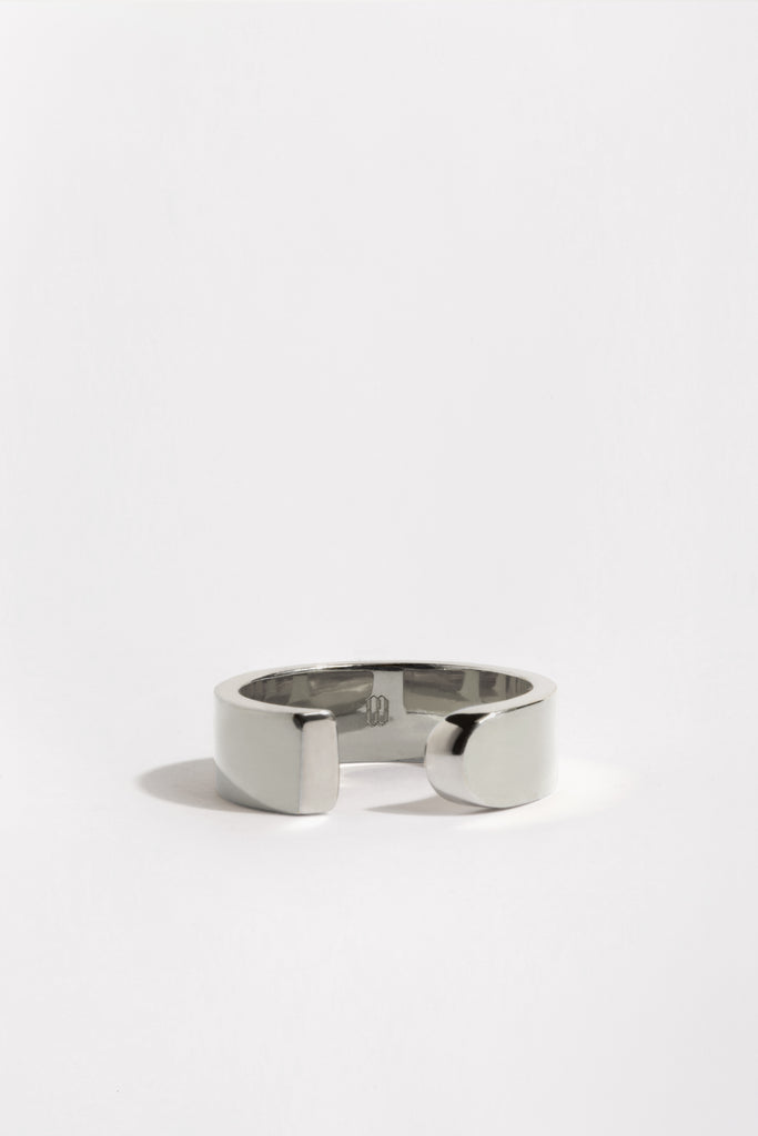 Bague ouverte en argent 925. Largeur : 6mm // Épaisseur : 1,5mm - 2mm En argent 925 100% recyclé, fabriquée en Italie. Sophistication et simplicité. LA BEAUTÉ nous inspire le calme, la force intérieure et maîtrisée. Pareilles à un stabile monumental, ses formes pleines et denses découpent le vide de manière incisive. L'harmonie est parfaite entre la courbe et le segment. Elle vous accompagnera partout, tout le temps. C'est l'équilibre au bout des doigts.