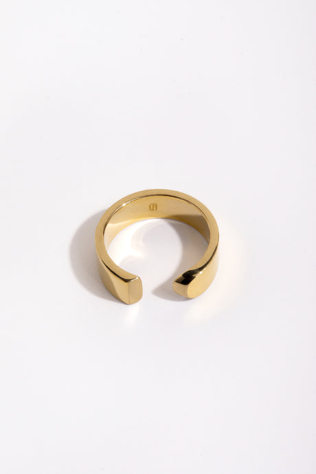 Bague ouverte en vermeil. Largeur : 6mm // Épaisseur : 1,5mm - 2mm En argent 925 100% recyclé, fabriquée en Italie et dorée à Paris à l'or 24k, épaisseur 5µ.
LA BEAUTÉ nous inspire le calme, la force intérieure et maîtrisée. Pareilles à un stabile monumental, ses formes pleines et denses découpent le vide de manière incisive. L'harmonie est parfaite entre la courbe et le segment. Elle vous accompagnera partout, tout le temps. C'est l'équilibre au bout des doigts.
