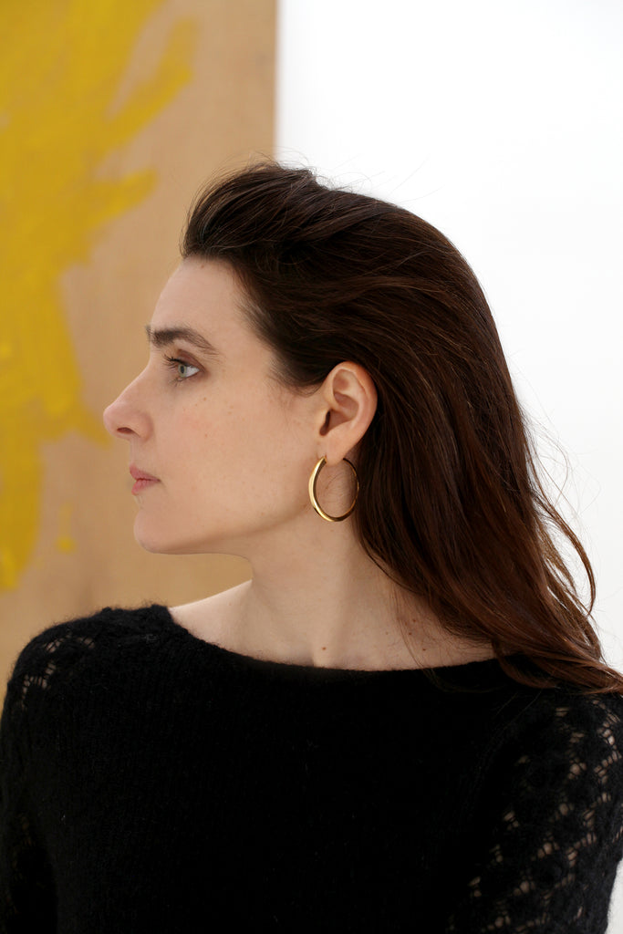 Les créoles LE VERTIGE figurent l’énergie captivante de la spire,&nbsp;une boucle ouverte qui amorce le mouvement de la spirale. Comme le début d'un vortex.
Faites d'une combinaison de plusieurs cercles qui se chevauchent, elles se ferment en une volute très fine. Le résultat : Une section de disque solaire, comme une éclipse, un arc lumineux qui éclaire le visage.

Diamètre total 40mm, poids : 2x 6,25g
En argent 925, ou argent 925 plaqué or 24 carats recyclés. Fabriquées en Italie et en France