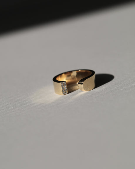 LA BEAUTÉ nous inspire le calme, une force intérieure et maîtrisée. Le parfait équilibre.   La sophistication dans la simplicité. Bague aux inspirations architecturales, ses formes pleines et denses se découpent de manière incisive. Deux rangs de diamants illuminent le biais et soulignent le contraste entre la droite et la courbe.