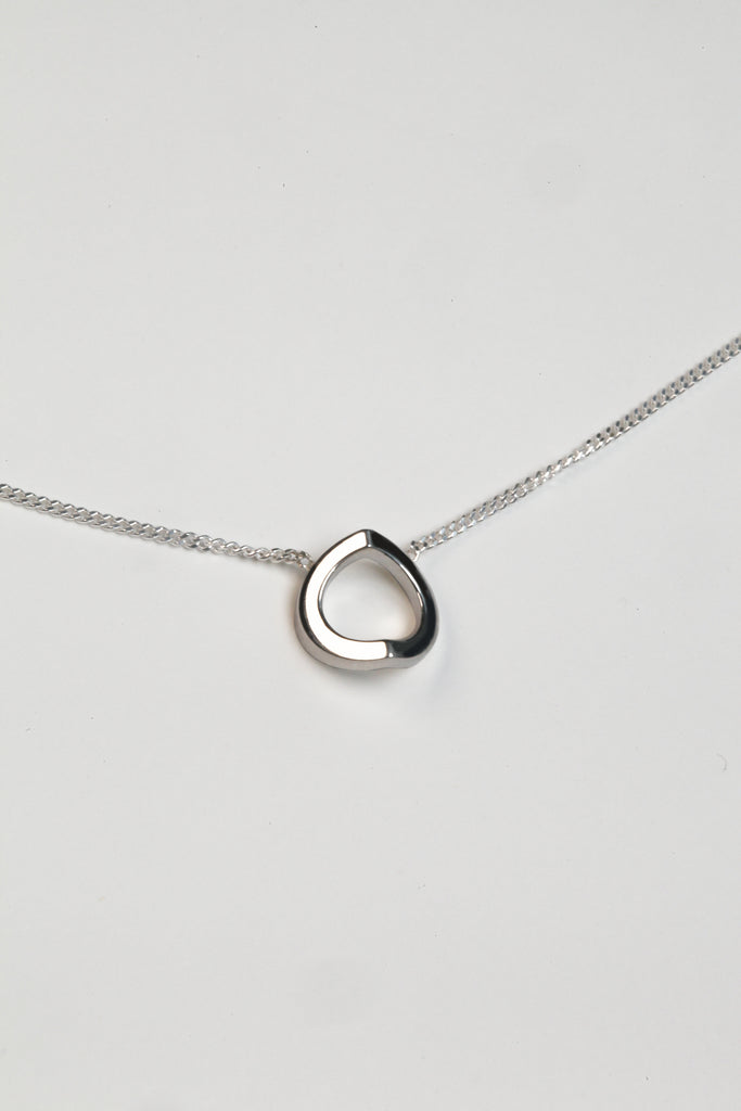 Collier Maison Mouche cercle ou coeur ? Un design épuré et minimaliste, en argent 925 100% recyclé et tracé, fabriqué dans des ateliers éco-responsables en Italie. Le collier LE SECRET s’inspire des fascinants procédés optiques de l’anamorphose. Selon l'angle de vue, vous y verrez tantôt un cercle parfait, tantôt un croissant, tantôt un coeur dissimulé.
