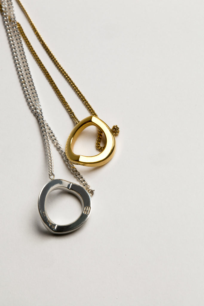 Collier Maison Mouche cercle ou coeur ? Un design épuré et minimaliste, en vermeil 100% recyclé et tracé, fabriqué dans des ateliers éco-responsables en Italie. Le collier LE SECRET s’inspire des fascinants procédés optiques de l’anamorphose. Selon l'angle de vue, vous y verrez tantôt un cercle parfait, tantôt un croissant, tantôt un coeur dissimulé.