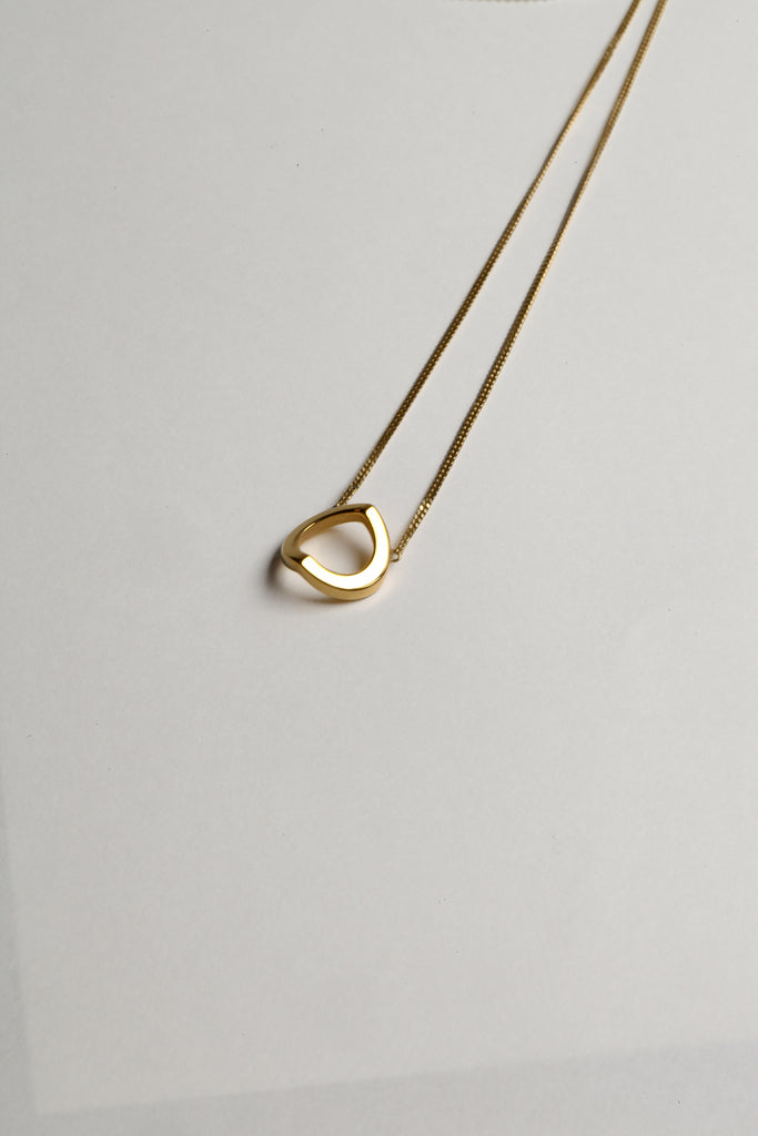 Collier Maison Mouche cercle ou coeur ? Un design épuré et minimaliste, en vermeil 100% recyclé et tracé, fabriqué dans des ateliers éco-responsables en Italie. Le collier LE SECRET s’inspire des fascinants procédés optiques de l’anamorphose. Selon l'angle de vue, vous y verrez tantôt un cercle parfait, tantôt un croissant, tantôt un coeur dissimulé.