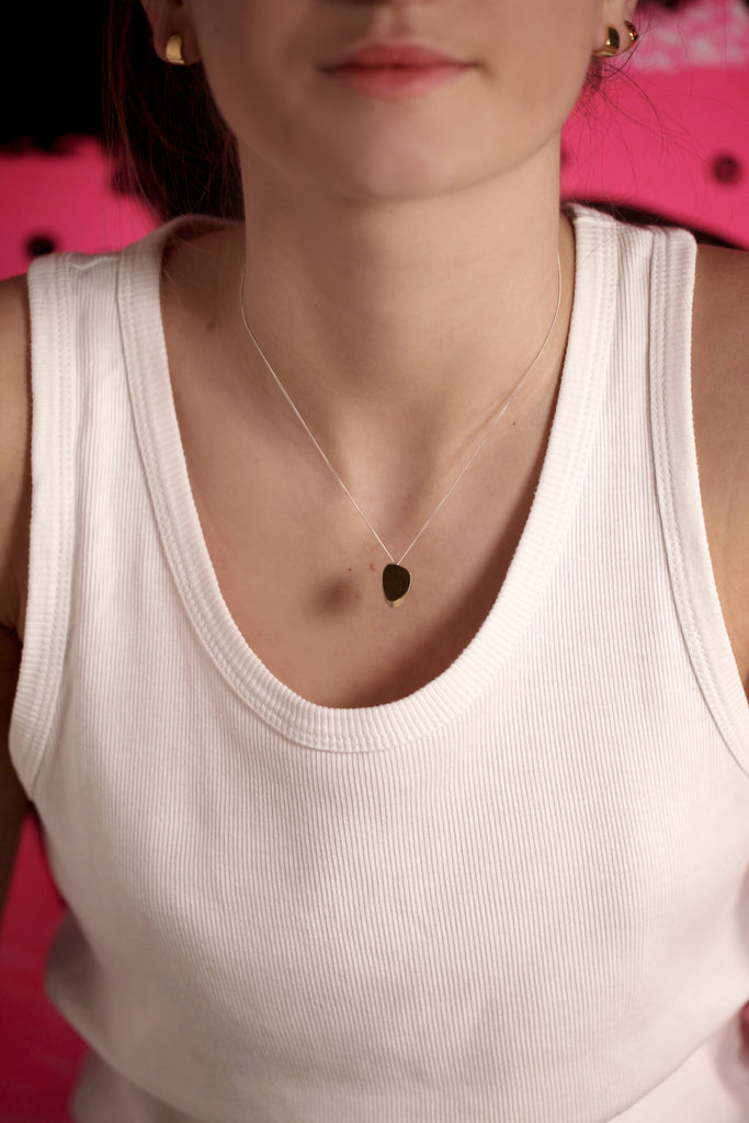 (Re)découvrez notre pendentif LA VOLUPTÉ dans sa version personnalisée. Ce doux motif, sensuel et géométrique à la fois, est inspiré d'une oeuvre de l'architecte Charlotte Perriand. Délicat et aérien, c'est une forme simple et élémentaire. Comme figée dans un glissement, le déséquilibre parfait. C'est vous qui choisissez les combinaisons colorées : il est disponible en tout argent, tout vermeil, chaîne argent et motif vermeil, chaîne vermeil et motif argent. Trouvez la combinaison qui vous ressemble.