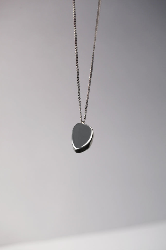 (Re)découvrez notre pendentif LA VOLUPTÉ dans sa version personnalisée. Ce doux motif, sensuel et géométrique à la fois, est inspiré d'une oeuvre de l'architecte Charlotte Perriand. Délicat et aérien, c'est une forme simple et élémentaire. Comme figée dans un glissement, le déséquilibre parfait. C'est vous qui choisissez les combinaisons colorées : il est disponible en tout argent, tout vermeil, chaîne argent et motif vermeil, chaîne vermeil et motif argent. Trouvez la combinaison qui vous ressemble.