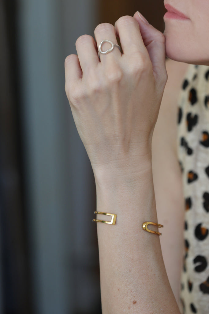 Graphique et épuré, ce bracelet ouvert s'adapte parfaitement à votre poignet, il est léger, ultra-confortable, ne tourne pas et ne vous gênera pas dans vos mouvements.   Taille S : dimensions intérieures 58x45 mm. Ouverture : 23-25mm  Taille M : dimensions intérieures 65x51 mm. Ouverture : 30-32mm  Fabriqué en France, à la commande.  Or jaune 18 carats certifié 100% recyclé RJC-COC.  Livraison gratuite entre 4 à 6 semaines.