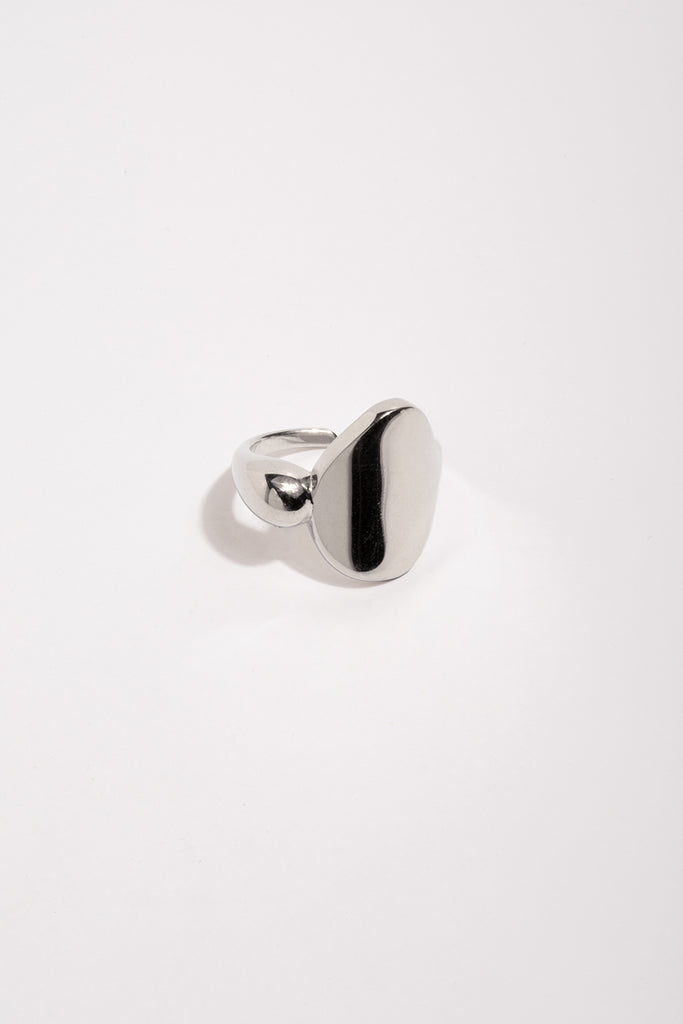 LA VOLUPTÉ, c'est une forme élémentaire et asymétrique, figée dans un léger glissement, c'est le déséquilibre parfait. Cette bague enveloppe le doigt sans l'emprisonner. Elle est imposante et en même temps légère, le parfait bijou pour se faire remarquer en toute discrétion. Le bijou de créateur original et intemporel. Fabriquée dans des ateliers joailliers en Italie, elle est en argent 100%  recyclé. 