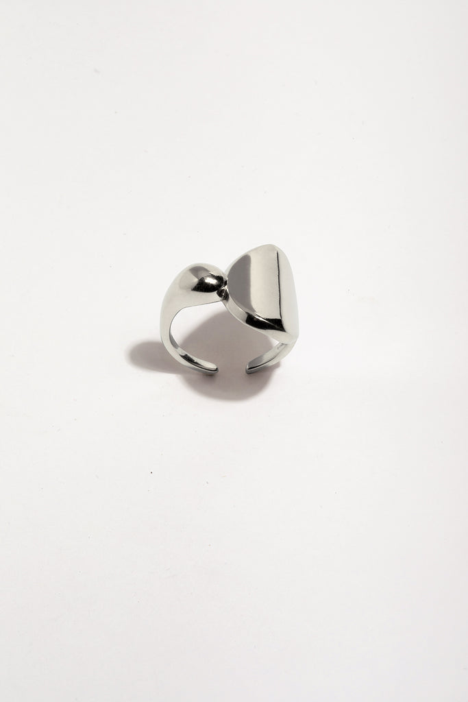 LA VOLUPTÉ, c'est une forme élémentaire et asymétrique, figée dans un léger glissement, c'est le déséquilibre parfait. Cette bague enveloppe le doigt sans l'emprisonner. Elle est imposante et en même temps légère, le parfait bijou pour se faire remarquer en toute discrétion. Le bijou de créateur original et intemporel. Fabriquée dans des ateliers joailliers en Italie, elle est en argent 100%  recyclé. 