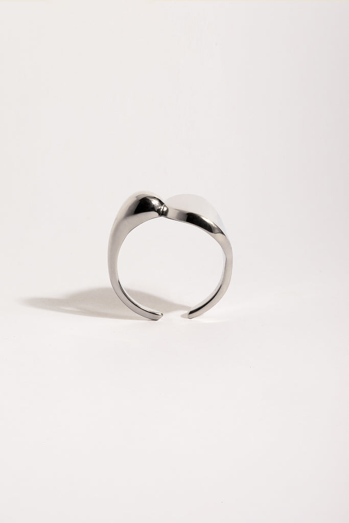 LA VOLUPTÉ, c'est une forme élémentaire et asymétrique, figée dans un léger glissement, c'est le déséquilibre parfait. Cette bague enveloppe le doigt sans l'emprisonner. Elle est imposante et en même temps légère, le parfait bijou pour se faire remarquer en toute discrétion. Le bijou de créateur original et intemporel. Fabriquée dans des ateliers joailliers en Italie, elle est en argent 100%  recyclé. 