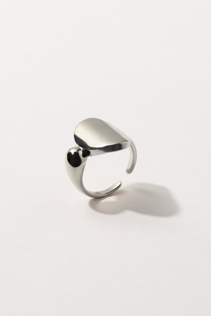 LA VOLUPTÉ, c'est une forme élémentaire et asymétrique, figée dans un léger glissement, c'est le déséquilibre parfait. Cette bague enveloppe le doigt sans l'emprisonner. Elle est imposante et en même temps légère, le parfait bijou pour se faire remarquer en toute discrétion. Le bijou de créateur original et intemporel. Fabriquée dans des ateliers joailliers en Italie, elle est en argent 100%  recyclé. 