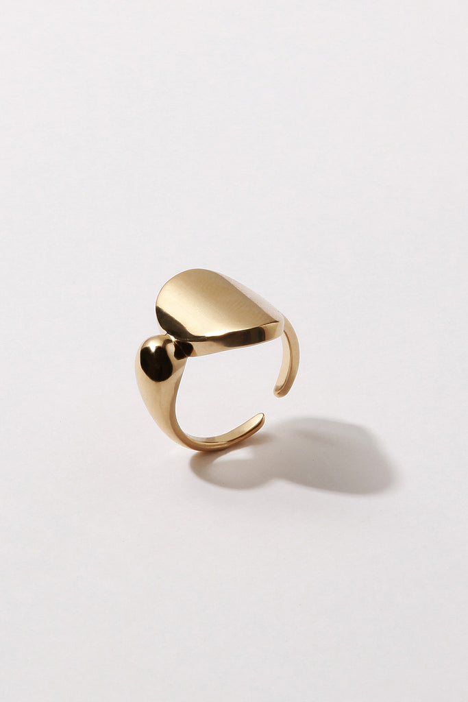 LA VOLUPTÉ, c'est une forme élémentaire et asymétrique, figée dans un léger glissement, c'est le déséquilibre parfait. Cette bague enveloppe le doigt sans l'emprisonner. Elle est imposante et en même temps légère, le parfait bijou pour se faire remarquer en toute discrétion. Le bijou de créateur original et intemporel. Fabriquée dans des ateliers joailliers en Italie, elle est en argent et or 100%  recyclé. 