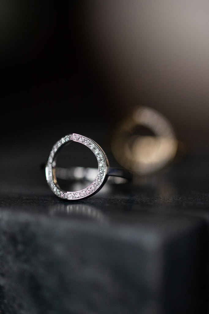 LE SECRET Bague Or blanc 18k tout pavé - Maison Mouche bijoux classiques pas classiques