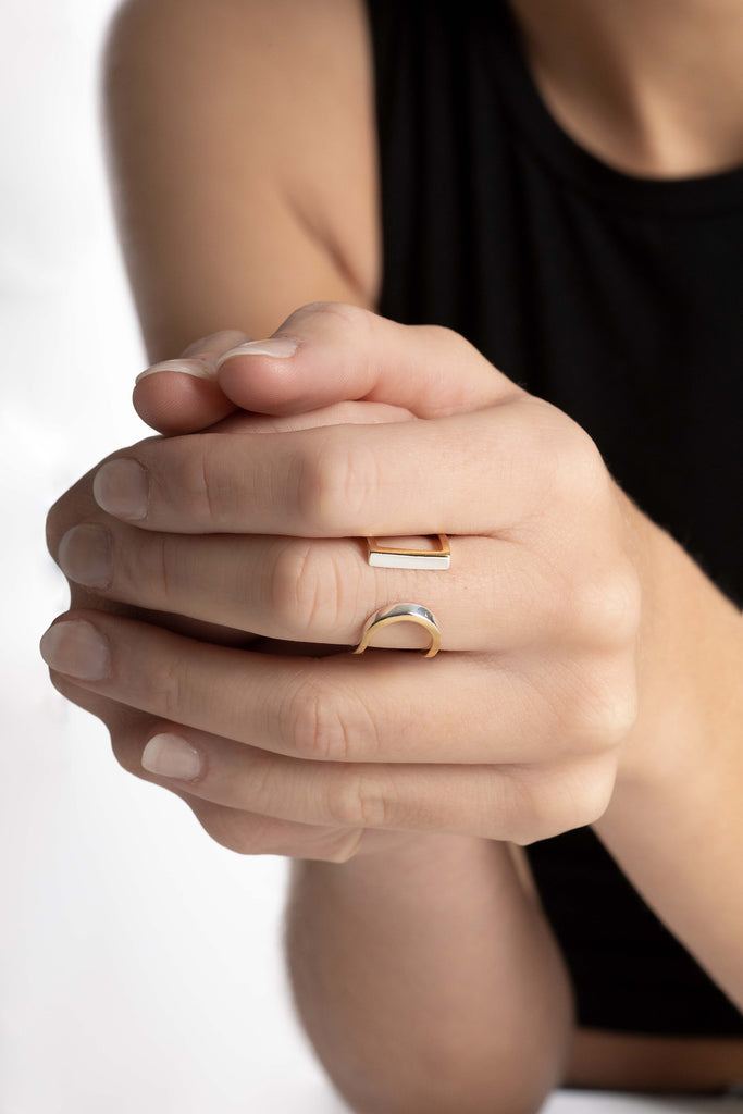 Bague Maison Mouche au design épuré et architectural, bicolore argent et vermeil 100% recyclés et tracés, fabriquée dans des ateliers eco-responsables en Italie. L'AVENTURE est un jeu d’oppositions et de ruptures entre courbes et segments. Les biais accentuent les perspectives, la lumière avive les angles et découpe les espaces.