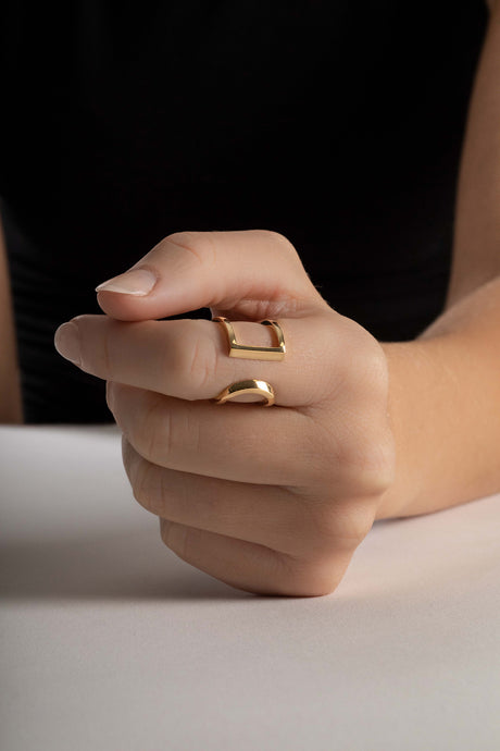 Bague Maison Mouche au design épuré et architectural, en vermeil 100% recyclé et tracé, fabriquée dans des ateliers eco-responsables en Italie. L'AVENTURE est un jeu d’oppositions et de ruptures entre courbes et segments. Les biais accentuent les perspectives, la lumière avive les angles et découpe les espaces.