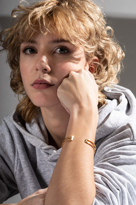 La famille L'AVENTURE se complète de son élégant bracelet manchette. L'AVENTURE est un jeu d’oppositions et de ruptures entre courbes et segments. Les biais accentuent les perspectives, la lumière avive les angles et découpe les espaces. Graphique et épuré, ce bracelet ouvert s'adapte parfaitement à votre poignet, il est léger, ultra-confortable, ne tourne pas et ne vous gênera pas dans vos mouvements.