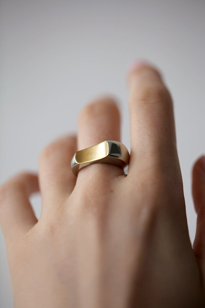 Notre nouvelle bague bicolore : Une vague douce et lumineuse. Cette bague asymétrique et audacieuse est très confortable, le creux doré de la courbe est une invitation à caresser le galbe de cette contre-forme. Une ergonomie parfaite ! Fabriquée en Italie, labels RJC et COC. Argent 925 et vermeil 100% recyclé Épaisseur au plus haut : 6mm