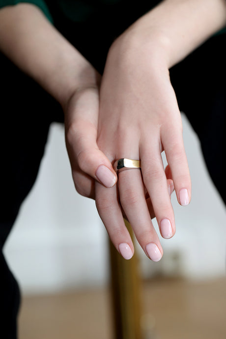 Notre nouvelle bague bicolore : Une vague douce et lumineuse. Cette bague asymétrique et audacieuse est très confortable, le creux doré de la courbe est une invitation à caresser le galbe de cette contre-forme. Une ergonomie parfaite ! Fabriquée en Italie, labels RJC et COC. Argent 925 et vermeil 100% recyclé Épaisseur au plus haut : 6mm