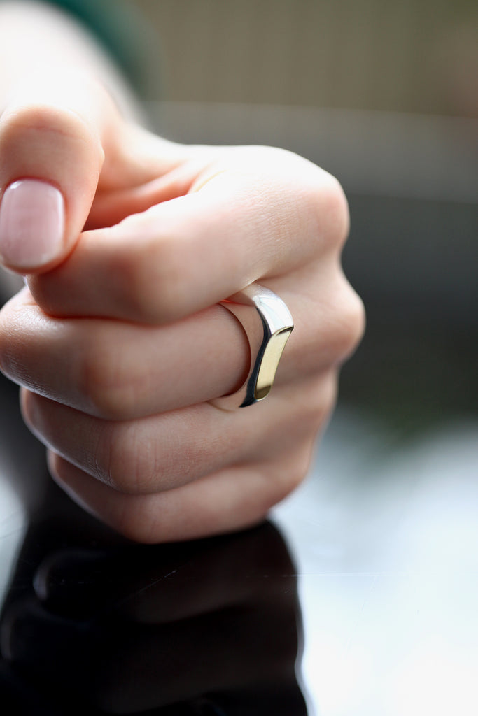 Notre nouvelle bague bicolore : Une vague douce et lumineuse. Cette bague asymétrique et audacieuse est très confortable, le creux doré de la courbe est une invitation à caresser le galbe de cette contre-forme. Une ergonomie parfaite ! Fabriquée en Italie, labels RJC et COC. Argent 925 et vermeil 100% recyclé Épaisseur au plus haut : 6mm