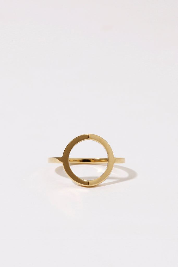 Bague Maison Mouche cercle ou coeur ? Un design épuré et minimaliste, en vermeil 100% recyclé et tracé, fabriquée dans des ateliers eco-responsables en Italie. La bague LE SECRET s’inspire des fascinants procédés optiques de l’anamorphose. Selon l'angle de vue, vous y verrez tantôt un cercle parfait, tantôt un croissant, tantôt un coeur dissimulé.