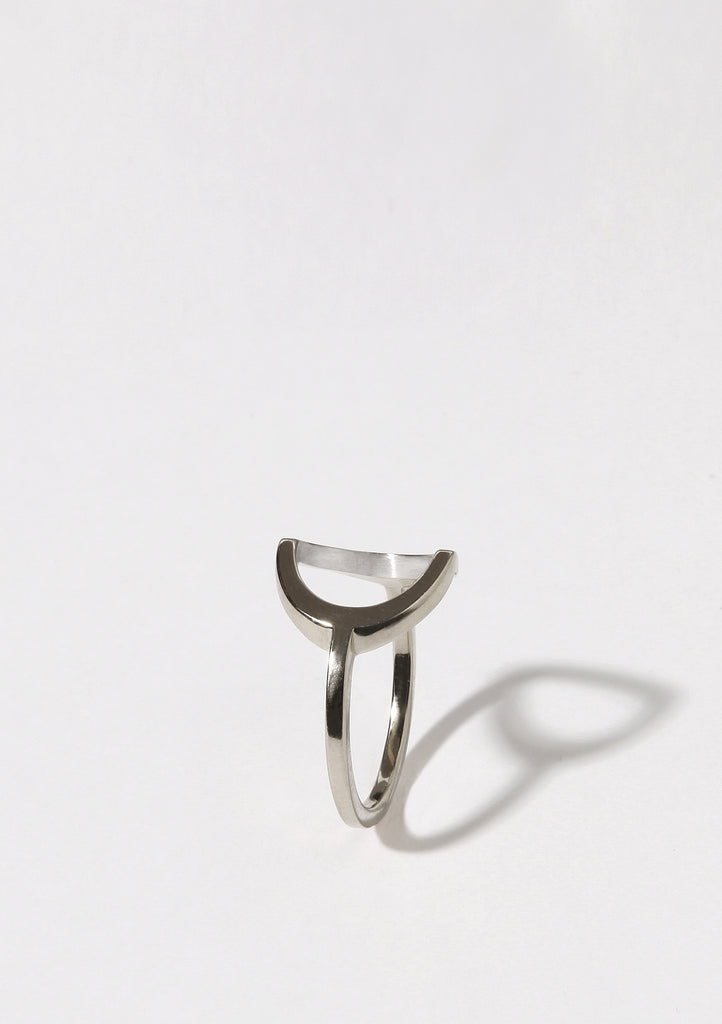 Bague Maison Mouche cercle ou coeur ? Un design épuré et minimaliste, en argent 100% recyclé et tracé, fabriquée dans des ateliers eco-responsables en Italie. La bague LE SECRET s’inspire des fascinants procédés optiques de l’anamorphose. Selon l'angle de vue, vous y verrez tantôt un cercle parfait, tantôt un croissant, tantôt un coeur dissimulé. 