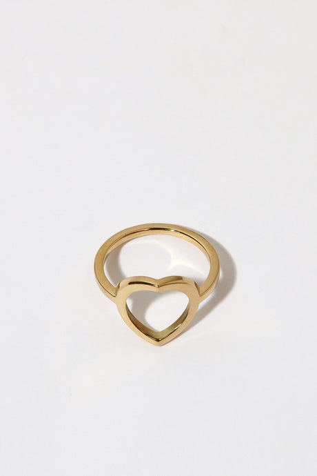 Bague Maison Mouche cercle ou coeur ? Un design épuré et minimaliste, en vermeil 100% recyclé et tracé, fabriquée dans des ateliers eco-responsables en Italie. La bague LE SECRET s’inspire des fascinants procédés optiques de l’anamorphose. Selon l'angle de vue, vous y verrez tantôt un cercle parfait, tantôt un croissant, tantôt un coeur dissimulé.