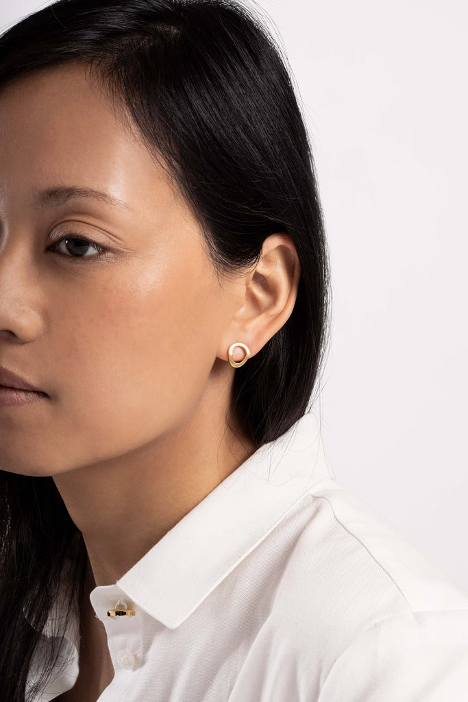 Boucles d'oreille Maison Mouche, cercle ou coeur ? Ces boucles soulignent le dessin de l'oreille et offrent une lecture surprenante de leur forme. Design épuré et minimaliste, en vermeil 100% recyclé et tracé, fabriquées dans des ateliers eco-responsables en Italie. La collection LE SECRET s’inspire des fascinants procédés optiques de l’anamorphose. Selon l'angle de vue, vous y verrez tantôt un cercle parfait, tantôt un croissant, tantôt un coeur dissimulé.