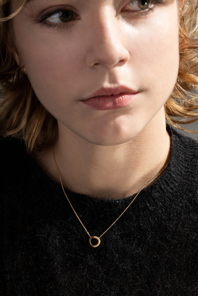 Collier Maison Mouche cercle ou coeur ? Un design épuré et minimaliste, en vermeil 100% recyclé et tracé, fabriqué dans des ateliers éco-responsables en Italie. Le collier LE SECRET s’inspire des fascinants procédés optiques de l’anamorphose. Selon l'angle de vue, vous y verrez tantôt un cercle parfait, tantôt un croissant, tantôt un coeur dissimulé.