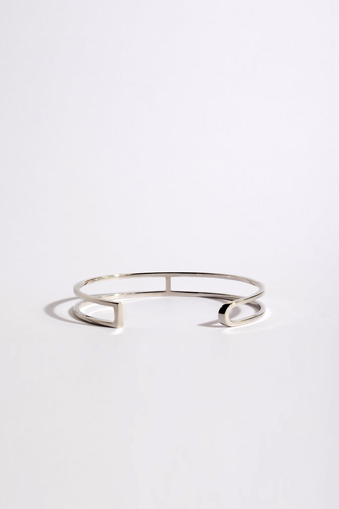 La famille L'AVENTURE se complète de son élégant bracelet jonc. L'AVENTURE est un jeu d’oppositions et de ruptures entre courbes et segments. Les biais accentuent les perspectives, la lumière avive les angles et découpe les espaces. Graphique et épuré, ce bracelet ouvert s'adapte parfaitement à votre poignet, il est léger, ultra-confortable, ne tourne pas et ne vous gênera pas dans vos mouvements.