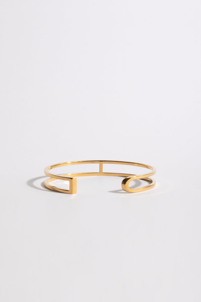 La famille L'AVENTURE se complète de son élégant bracelet. L'AVENTURE est un jeu d’oppositions et de ruptures entre courbes et segments. Les biais accentuent les perspectives, la lumière avive les angles et découpe les espaces. Graphique et épuré, ce bracelet ouvert s'adapte parfaitement à votre poignet, il est léger, ultra-confortable, ne tourne pas et ne vous gênera pas dans vos mouvements.