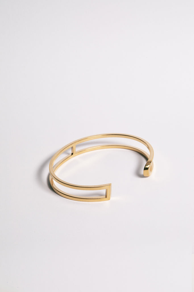 La famille L'AVENTURE se complète de son élégant bracelet. L'AVENTURE est un jeu d’oppositions et de ruptures entre courbes et segments. Les biais accentuent les perspectives, la lumière avive les angles et découpe les espaces. Graphique et épuré, ce bracelet ouvert s'adapte parfaitement à votre poignet, il est léger, ultra-confortable, ne tourne pas et ne vous gênera pas dans vos mouvements.